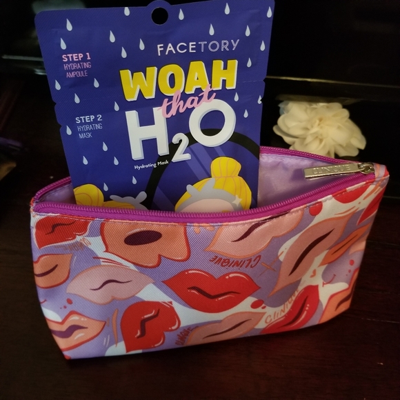 🥳Final Sale🥳 Clinique Makeup Bag + 2 Extras - Picture 2 of 5